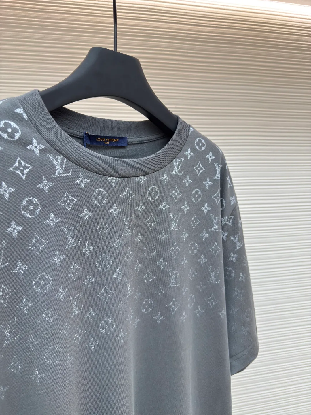 LOUIS VUITTON Gradient presbyopic T-shirt ●Authentic product: Purchased and developed by 8450 ●Item number: 1680214-A10 ●Fabric: refined sulfur cotton fabric ●Technology: printing production ●Version: fitted version ●Weight: about 305 grams ●Size: XS-S-M-L ●Description: The fabric is made of 32s double-ply combed cotton compact siro-spun yarn, matched with 1*1 flat knitted cotton thread. The entire garment's front and rear panels, left and right sleeves, are printed with Kornit white ink digital direct injection. The first draft is made based on the Y-plate scanned pattern, and the clarity of the first draft is corrected by hand to ensure that the printed flower pieces have a gradient and orderly visual effect. The overall wiring is straight and delicate, the fabric is comfortable and soft, and the color is consistent without color difference. It can be matched with the same style to create a fashionable look and control various occasions. Customized accessories, complete with three standards, same style for men and women!